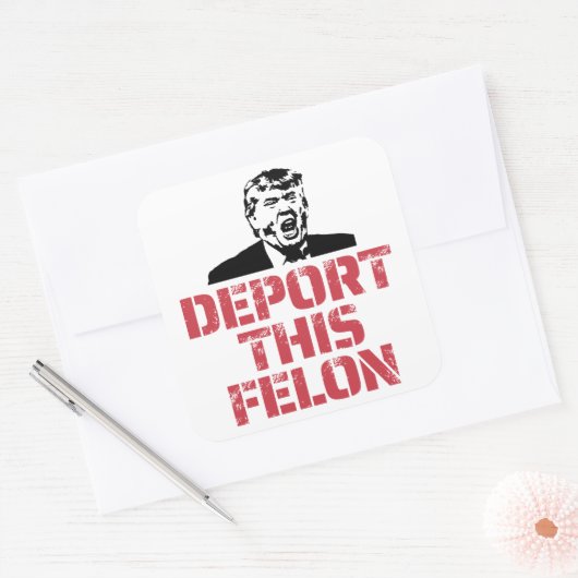 Deporteer deze misdadiger vierkante sticker (Envelop)
