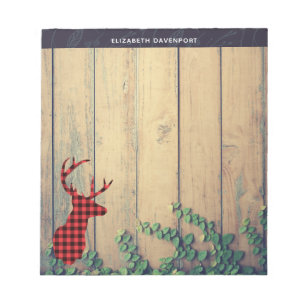 Der Head met Antlers op houten planken met bladere Notitieblok