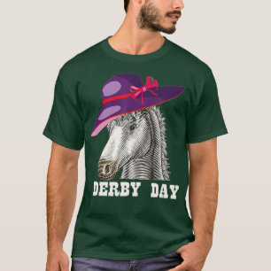 Derby-dag 2022 paars pet met een grappig paardenre t-shirt