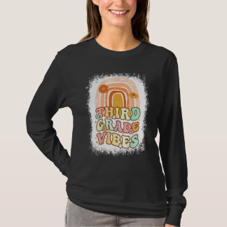 Derde klas sfeer regenboog gebleekt retro 1e dag O T-shirt