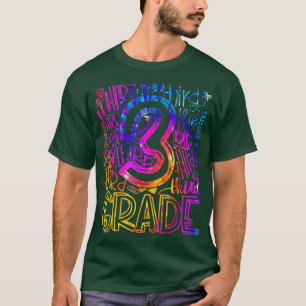 Derde klas Typografie-leraar laat de kleurstof ter T-shirt