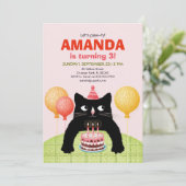 Derde verjaardag met kat, taart en kaarsen in kaart (Staand voorkant)