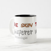 Dermatoloog geeft de huid een keizer tweekleurige koffiemok (Voorkant links)