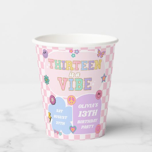 Dertien A Vibe Preppy Patch 13e verjaardagsfeestje Papieren Bekers (Voorkant)