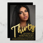 Dertig 30th Birthday aangepaste fotoscript goud Folie Uitnodiging<br><div class="desc">Dertig gewaagde het manuscripttekst van de gouden folie of uw eigen kleur van de folie. Personaliseer deze 30e de de verjaardaguitnodiging van het verjaardagsmanuscript van het verjaardagsfeest met uw eigen de gebeurtenisdetails van de verjaardagspartij, en foto's van uw verjaardagsmeisje. Andere jaren en overeenkomende objecten zijn beschikbaar. © Origineel ontwerp door...</div>