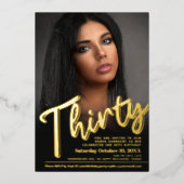 Dertig 30th Birthday aangepaste fotoscript goud Folie Uitnodiging (Voorkant)
