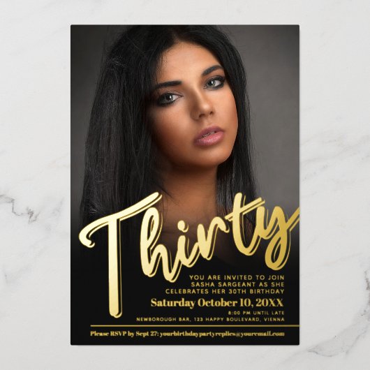Dertig 30th Birthday aangepaste fotoscript goud Folie Uitnodiging (Voorkant)