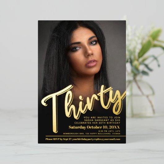 Dertig 30th Birthday aangepaste fotoscript goud Folie Uitnodiging (Staand Voorkant)