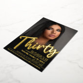 Dertig 30th Birthday aangepaste fotoscript goud Folie Uitnodiging (Gedraaid)