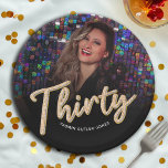 Dertig 30th Birthday aangepaste fotoscript goud Papieren Bordje<br><div class="desc">Dertig gouden en zilveren glitter beïnvloeden script tekst foto moderne partij borden. Personaliseer dit 30e verjaardagsfeest script foto verjaardagsfeest bord met uw eigen verjaardagsmeisjesnaam en een foto van uw verjaardagsmeisje. Andere jaren en bijpassende items zijn beschikbaar. © Origineel ontwerp van Sarah Trett voor www.mylittleeden.com op Zazzle.</div>