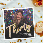 Dertig 30th Birthday aangepaste fotoscript goud Servet<br><div class="desc">Dertig gouden en zilveren glitter beïnvloeden script tekst foto servetten. Personaliseer deze 30e verjaardag partij script foto verjaardag servet met je eigen verjaardag meisjes naam en feestdatum, en een foto van je verjaardag meisje. Andere jaren en overeenkomende objecten zijn beschikbaar. © Origineel ontwerp van Sarah Trett voor www.mylittleeden.com op Zazzle....</div>