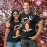 Dertig 30th Birthday fotoscript roos roze T-shirt<br><div class="desc">30 en Dertig glitter het manuscripttekst van het stijleffect in roze roos en schuiftinten op een zwart t-shirt. Pas dit 30e verjaardagstshirt aan met je eigen foto van je verjaardagsmeisje en voeg hun naam of een bericht toe. Andere jaren en overeenkomende objecten zijn beschikbaar. © Origineel ontwerp door Sarah Trett...</div>
