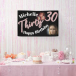 Dertig 30th Birthday twee het roze roos van het fo Spandoek<br><div class="desc">30 en Dertig glitter het manuscripttekst van het stijleffect in roze roos en glijderttinten op zwarte verjaardagsbanner. Pas deze 30e verjaardagsbanner aan met uw eigen twee foto's ideaal voor een nu en dan fotokans van uw verjaardagsmeisje en voeg hun naam of een bericht toe. Andere jaren en overeenkomende objecten zijn...</div>