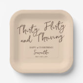Dertig flirterige en bloeiende script 30ste verjaa papieren bordje (Voorkant)