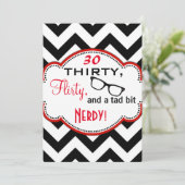 Dertig, Flirty en Nerdy verjaardagsuitnodiging Kaart (Staand voorkant)