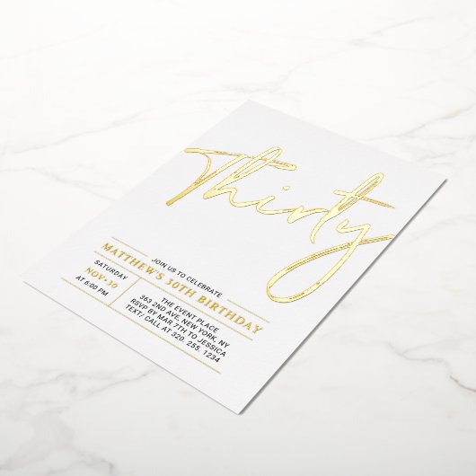 Dertig | Moderne goudprijs 30e verjaardag Folie Uitnodiging (Gedraaid)