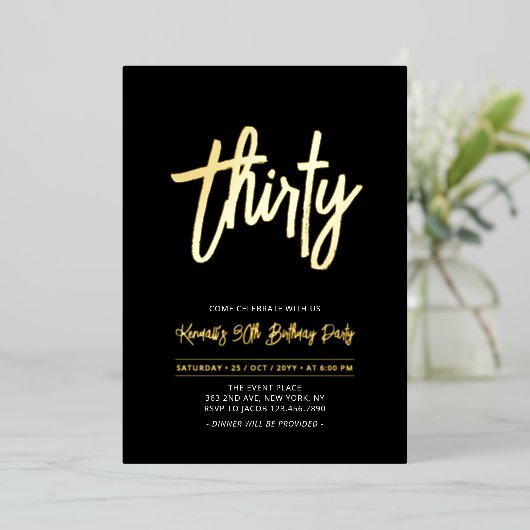 Dertig | Moderne grafische script 30e verjaardag Folie Uitnodiging (Staand Voorkant)