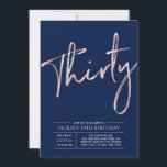 Dertig | Roos Gold & Blue 30th Birthday Party Kaart<br><div class="desc">Geniet van je speciale dag met deze stijlvolle roos gouden en zwarte uitnodiging voor het 30ste verjaardagsfeest. Dit ontwerp kenmerkt een roos gouden borstelmanuscript " Dertig"met een schone lay-out op een marinesblauwe achtergrondkleur. Overeenkomende partijbenodigdheden zijn beschikbaar in mijn winkel BaraBomDesign.</div>