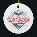 Des Moines City Iowa Verenigde Staten Vintage Vere Keramisch Ornament<br><div class="desc">Des Moines in Iowa, hoofdstad in Amerika, arend design souvenir. Des Moines retro city Amerikaanse vlag ontwerp voor reizen naar de Verenigde Staten en Iowa of vakantie in Polk County. Des Moines met adelaar voor Amerikaanse vakantie. Des Moines hoofdstad in de Verenigde Staten met adelaar US flag souvenir voor Iowa...</div>