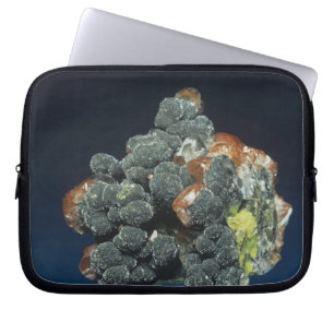 Descloizite op calciet laptop sleeve