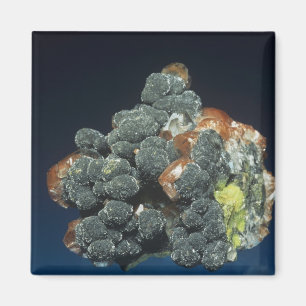 Descloizite op calciet magneet