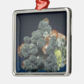 Descloizite op calciet metalen ornament (Links)