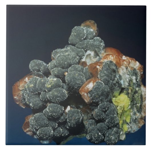 Descloizite op calciet tegeltje (Voorkant)
