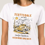 Desert Bachelorette Party Meisjes Weekend Custom T-shirt<br><div class="desc">Stap in Avontuur met dit Desert Thema Bachelorette Party Custom T-Shirts! Omarm de allure van de woestijn terwijl je aan een uniek vrijgezellenfeest begint. Dit exclusieve collectie van aangepaste T-shirts vangt de essentie van het woestijnthema, doordrenkt het met stijl en verfijning om blijvende herinneringen aan uw strandreis te creëer. Elegance...</div>