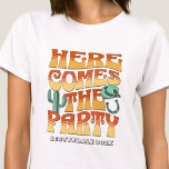 Desert Bachelorette Party Western Cowboy Groovy T-shirt<br><div class="desc">Stap in Avontuur met dit Desert Thema Bachelorette Party Custom T-Shirts! Omarm de allure van de woestijn terwijl je aan een uniek vrijgezellenfeest begint. Dit exclusieve collectie van aangepaste T-shirts vangt de essentie van het woestijnthema, doordrenkt het met stijl en verfijning om blijvende herinneringen aan uw strandreis te creëer. Elegance...</div>