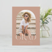 Desert Blush Modern Minimalist Arch Afstuderen Aankondiging (Staand voorkant)