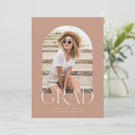 Desert Blush Modern Minimalist Arch Afstuderen Aankondiging (Staand voorkant)