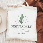 Desert Cactus Bestemming Bruiloft Welkom Tote Bag<br><div class="desc">Welkom gasten op uw bruiloft met deze chique en moderne gepersonaliseerde canvas tassen. Ontwerp heeft een groene cactus illustratie geflankeerd door sterren, met uw bruiloft bestemming eronder (weergegeven met Scottsdale) in klassieke serif belettering. Voeg hieronder uw namen toe in handgeschreven cursief schrift, evenals het jaar. Kleuren kunnen worden aangepast aan...</div>