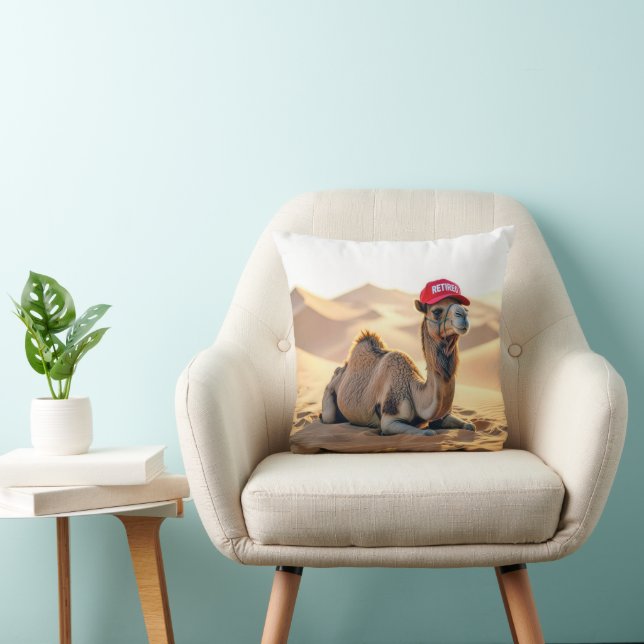 Desert Camel Wearing a Red Retired Cap Kussen (Stoel)