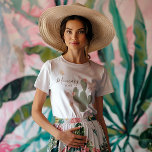 Desert Chic T-shirt<br><div class="desc">Desert Chic T-shirt - Laten we de stekels uit uw mode keuzes met deze "zand-tastic" woestijn chic thema t shirt. Breng de woestijn boho vibes met dit opwarmende en stijlvolle ontwerp. Met droge bloemen en cactussen geaccentueerd met zeer smaakvolle zachte groene en roze tinten. Dus hou je kamelen vast want...</div>