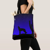 Desert Coyote Howling op maan Tote Bag (Dichtbij)