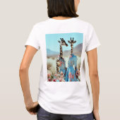 Desert Elegance: Giraffes in Couture T-shirt (Achterkant)