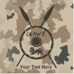 Desert Maccabee Shield and Spears Fotobeeldje Magneet<br><div class="desc">Een bruine militaire "gematigde" stijl die een Maccabee schild en twee speerpunten op een woestijncamo achtergrond weergeeft. Het schild is voorzien van een leeuw en een tekst met de tekst "Yisrael" (Israël) in het alfabet Paleo-Hebreeuw. Voeg je eigen aanvullende tekst toe. De Maccabees waren joodse rebellen die Judea bevrijdden van...</div>