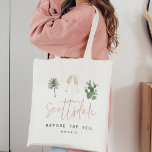 Desert Palm & Cactus vrijgezellenfeest Tote Bag<br><div class="desc">Welkom vrienden op uw woestijn vrijgezellenweekend met deze schattige gepersonaliseerde canvas tassen. Het ontwerp is voorzien van waterverf cactus, palmboom en champagneglazen illustraties, met uw bestemming eronder (getoond met Scottsdale) in handgeschreven schrift belettering. Twee extra aangepaste tekstvelden hieronder bieden ruimte voor uw tekstkeuze; weergegeven met "voor de sluier" en het...</div>