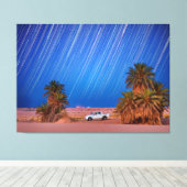 Desert Star Trails: Palmbomen en pick-up truck nac Canvas Afdruk (Insitu (Houten vloer))