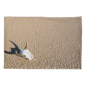 Deserts | Cow Skull on the Desert Ground Kussensloop (Achterkant)