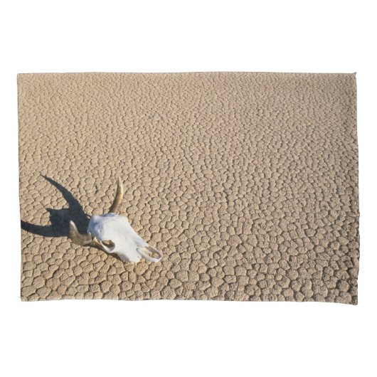 Deserts | Cow Skull on the Desert Ground Kussensloop (Voorkant)