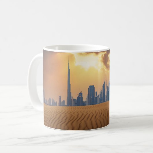 Deserts Dubai's Skyline View from Sand Dune Koffiemok (Voorkant links)