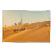 Deserts Dubai's Skyline View with Camels Kussensloop (Achterkant)