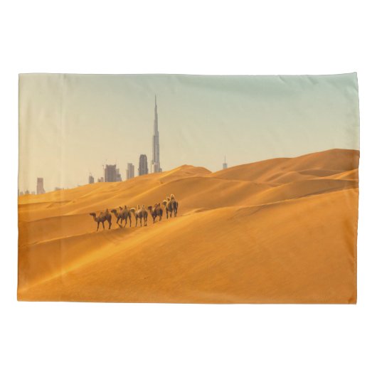 Deserts Dubai's Skyline View with Camels Kussensloop (Achterkant)