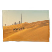 Deserts Dubai's Skyline View with Camels Kussensloop (Voorkant)