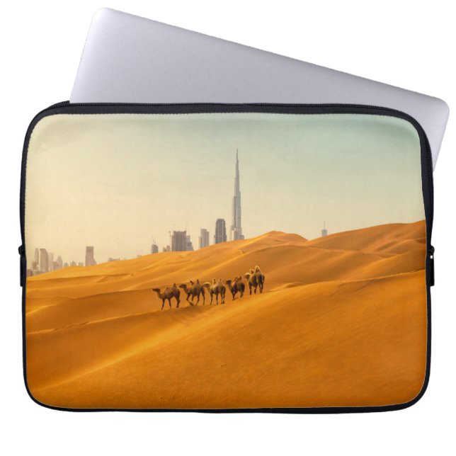 Deserts Dubai's Skyline View with Camels Laptop Sleeve (Voorkant)