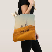 Deserts Dubai's Skyline View with Camels Tote Bag (Dichtbij)