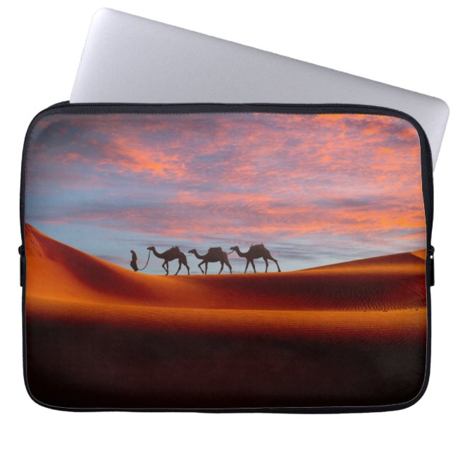 Deserts Man & Camels in the Sand Dunes Laptop Sleeve (Voorkant)