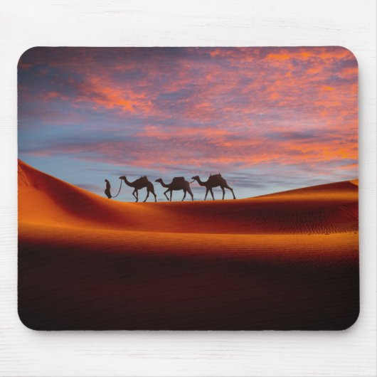 Deserts Man & Camels in the Sand Dunes Muismat (Voorkant)