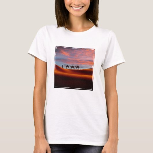 Deserts Man & Camels in the Sand Dunes T-shirt (Voorkant)